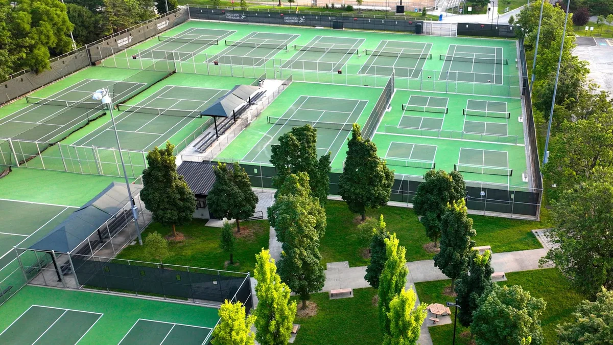 Complexe sportif Claude-Robillard outdoor tennis courts — City of Montreal facility photo